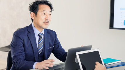 Aufkleber - オフィスで会議するミドルエイジ男性ビジネスパーソン