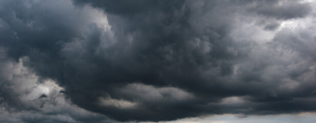 Aufkleber - A dark sky filled with ominous clouds sets a foreboding scene, reflecting the severity of bad weather and the unpredictable impacts of shifting climate conditions.
