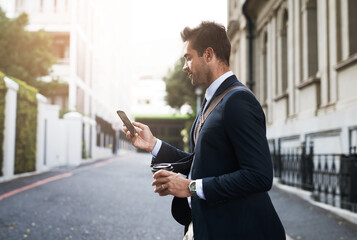 Leinwandbilder - Coffee, smartphone and business man in street for reading news, email update and travel on commute. Mobile, drink and worker in town or banker check message notification on app for financial advice
