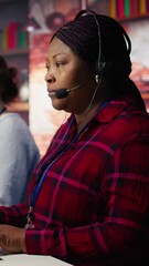 Poster - vertical video happy call center agent providing step by step guidance to customers. smiling custome