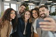 © Geenius Stock - Selfie et groupe de personnes d’affaires au bureau prenant des photos pour les réseaux sociaux. Portrait de diversité, collaboration et amis heureux, hommes et femmes riant et prenant une photo