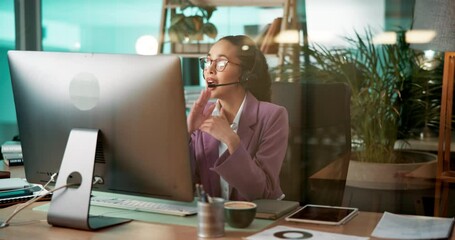 Fototapete - Consultant, computer or woman in customer service for financial consulting, loan faq or online advice. CRM, advisor or sales agent talking in agency for telemarketing, finance help or communication