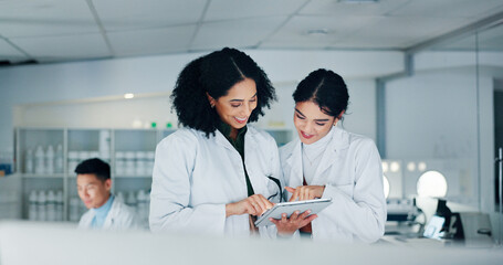 Aufkleber - Meeting, science and women on tablet in lab for medical research, medicine innovation and teamwork. Healthcare, biotechnology and scientists with equipment for sample, experiment and cure for vaccine