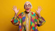 © Gabi D - Lebensfrohe ältere Frau mit modischem Outfit vor gelbem Hintergrund – Porträt mit ÜberraschungsausdruckJoyful Elderly Woman with Colorful Fashion Outfit on Yellow Background – Portrait with Surprised