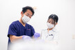 © maroke - 歯科治療をする歯科医師と歯科助手