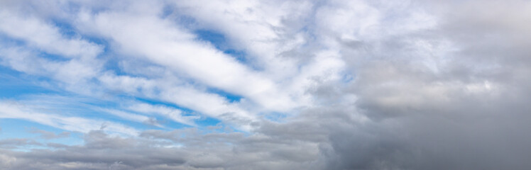 Wall Mural - the sky is cloudy and the sun is shining through the clouds