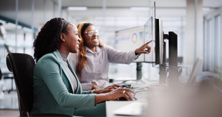 Leinwandbilder - Female Analyst Using Multiple Screens