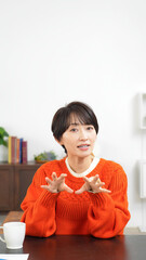 Fototapete - カメラ目線で会話するミドル女性