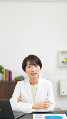 Leinwandbilder - 会話する白衣のミドル女性