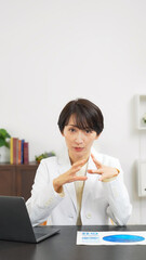 Leinwandbilder - 会話する白衣のミドル女性