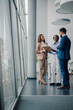 © Zamrznuti tonovi - Business people discussing work in modern office building hallway