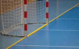 Handballtor und Hallenboden in einer Sporthalle mit diversen Linien
