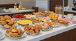 © Gustavo Alves - Buffet de café da manhã variado em hotel com pães, frutas, sucos e bolos.
