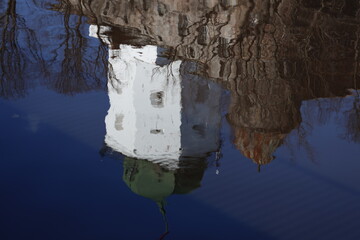 Aufkleber - A building reflected in the calm water.