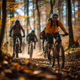 Rowerowa wycieczka w lesie - Rowerzyści na górskich rowerach