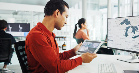Aufkleber - Map, business and man with technology in office for renewable energy, power or sustainability. USA project, computer screen or environmental consultant on tablet for research, development or ecology