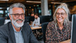 © Raphael - Jeune homme et femme collaborant dans un bureau moderne