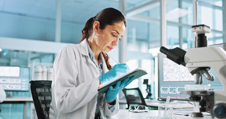 Aufkleber - Scientist, woman and tablet with digital notes for biology, innovation or medical research analysis. Biotech, laboratory and thinking with DNA study for pharmaceutical RNA or pathology experiment