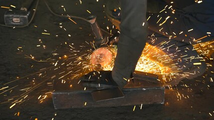Poster - Pneumatic cutting and grinding of metal parts in a dynamic workshop environment