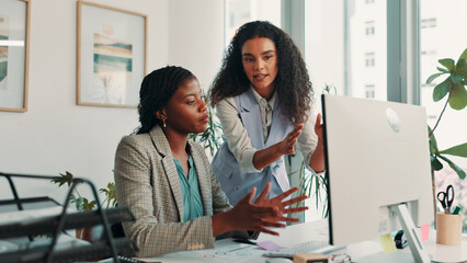 Leinwandbilder - Help, business people and women in office, computer or support with conversation, publishing or advice. Cooperation, coaching or mentor in workplace, editing or female empowerment with article layout