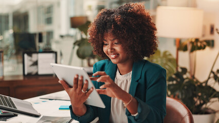 Aufkleber - Tablet, communication and black woman in office with research, project or creative report for KPI. Digital technology, reading and African female brand manager monitoring online campaign in workplace