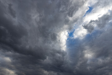 Wall Mural - the sky is cloudy and the sun is shining through the clouds