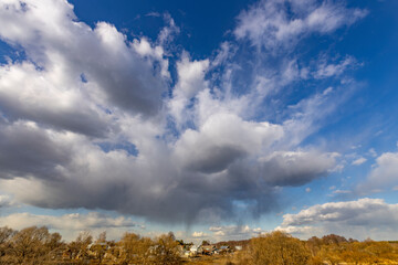 Wall Mural - the sky is cloudy and the sun is shining through the clouds
