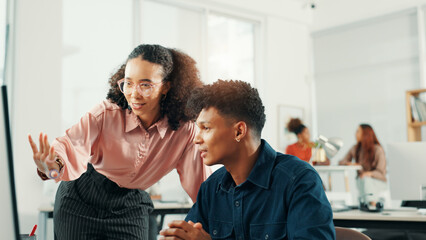 Leinwandbilder - Computer, mentor and business people in training, help or advice for copywriting in creative startup office. Team manager, coaching intern or learning content writing, talk or teaching with feedback