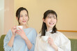 © Yamatatsu - 並んで笑顔の日本人女性