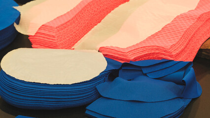 Aufkleber - A stack of blue and red pieces of cloth are stacked on top of each other.