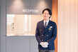 © maroke - 笑顔で接客をするホテルマンの男性