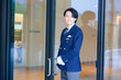 © maroke - 笑顔で接客をするホテルマンの男性