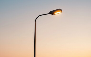 Poster - Streetlight at Sunset: Warm Hues and Minimalist Composition