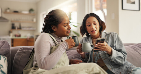 Aufkleber - Bonding, friends and women with smartphone, coffee and showing message on social media, smile or home. Relax, browsing and people with mobile for chat, happy or girls with hot beverage in living room