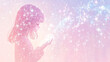 © maron - 光に包まれた少女のシルエットと夢幻的な背景