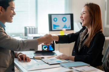 Poster - Business people shaking hands after successful meeting in modern office