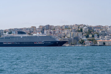 Aufkleber - Cruise ship anchored in the Bosphorus with city views on a clear day