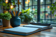 © Jibber  - Offenes Notizbuch auf Schreibtisch mit Stift und Pflanzen – kreative Arbeitsplatzatmosphäre