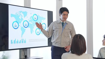 Poster - 大画面モニターの前でミーティングする作業員のグループ