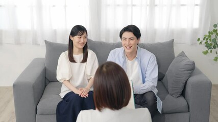 Fototapete - 笑顔でカウンセラーのカウンセリングを受けるカップル