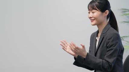 Aufkleber - インタビューを受けるスーツを着た女性