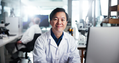 Aufkleber - Computer, scientist and smile with man, portrait and healthcare for medical research or test results. Tech, laboratory and study with biologist in clinical trial for pharmaceutical development