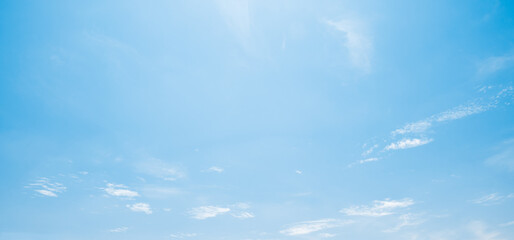 e sky is bright, tthhe fluffy white clouds are quiet.