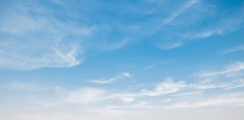 e sky is bright, tthhe fluffy white clouds are quiet.