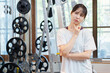 © taka - スポーツジムで考え事をする女性