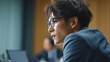 © てんぷら - 会議で発言をする日本人男性