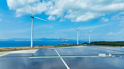 Poster - 風力と太陽光のハイブリッド発電所の風景空撮
