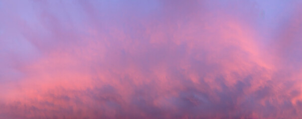 Aufkleber - pink and purple sky with clouds. sky is a mix of pink and purple, with the purple being more dominant. louds are scattered throughout the sky, with some being larger and others smaller