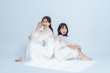 Poster - 寄り添う母娘のポートレート