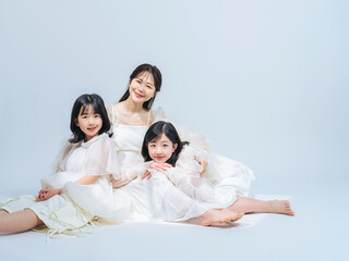 Poster - 寄り添う母娘のポートレート